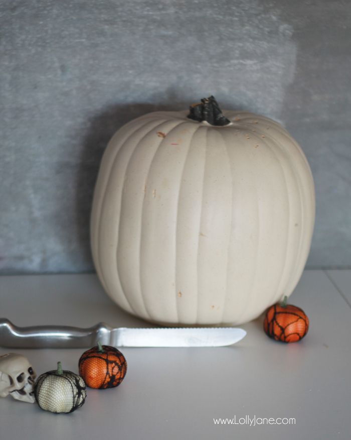 DIY Halloween Peeps-O-Lantern. Fun kid activity to display during the spooky season!