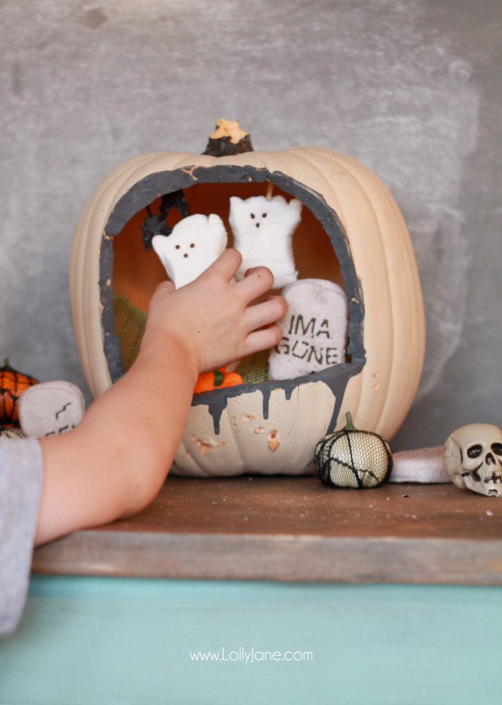 DIY Halloween Peeps-O-Lantern. Fun kid activity to display during the spooky season!