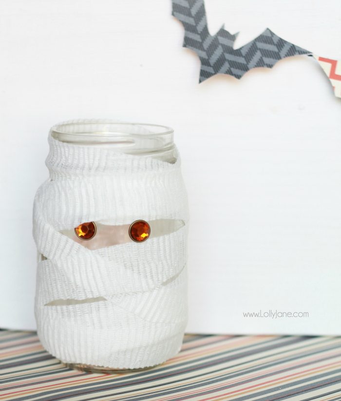 Halloween Mummy Soda Float! Cute! Just wrap mason jar in medical gauze, add eyes then pour soda in + ice cream over. Perfect for spooky parties!