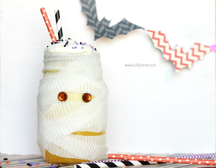 Halloween Mummy Soda Float! Cute! Just wrap mason jar in medical gauze, add eyes then pour soda in + ice cream over. Perfect for spooky parties!