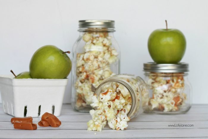 This candied caramel apple popcorn in a jar is the perfect diy holiday gift! Easy caramel apple popcorn recipe. Great neighbor gift idea! Love this caramel apple popcorn in a jar gift idea! Yummy candied caramel popcorn recipe! Cute gift in a jar idea!