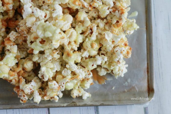 Easy caramel apple popcorn recipe. Great neighbor gift idea! Love this caramel apple popcorn in a jar gift idea! Yummy candied caramel popcorn recipe!