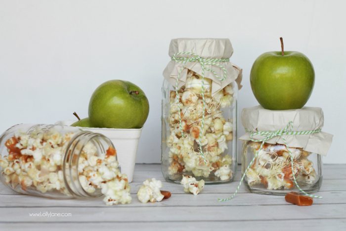 Easy caramel apple popcorn recipe. Great neighbor gift idea! Love this caramel apple popcorn in a jar gift idea! Yummy candied caramel popcorn recipe! Cute gift in a jar idea!