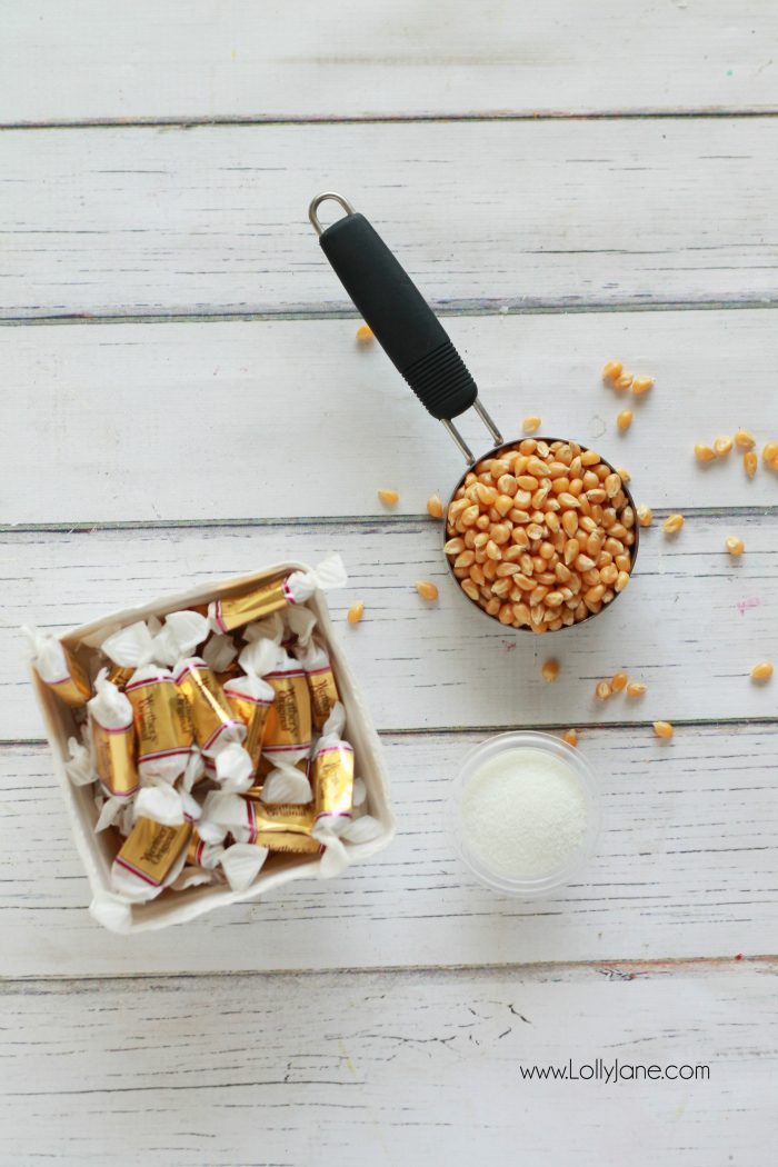 Easy caramel apple popcorn recipe. Great neighbor gift idea! Love this caramel apple popcorn in a jar gift idea! Yummy candied caramel popcorn recipe!