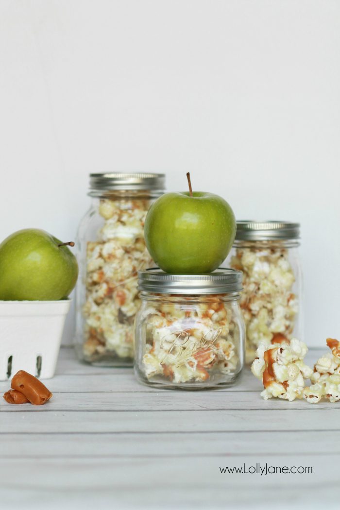 Easy caramel apple popcorn recipe. Great neighbor gift idea! Love this caramel apple popcorn in a jar gift idea! Yummy candied caramel popcorn recipe!