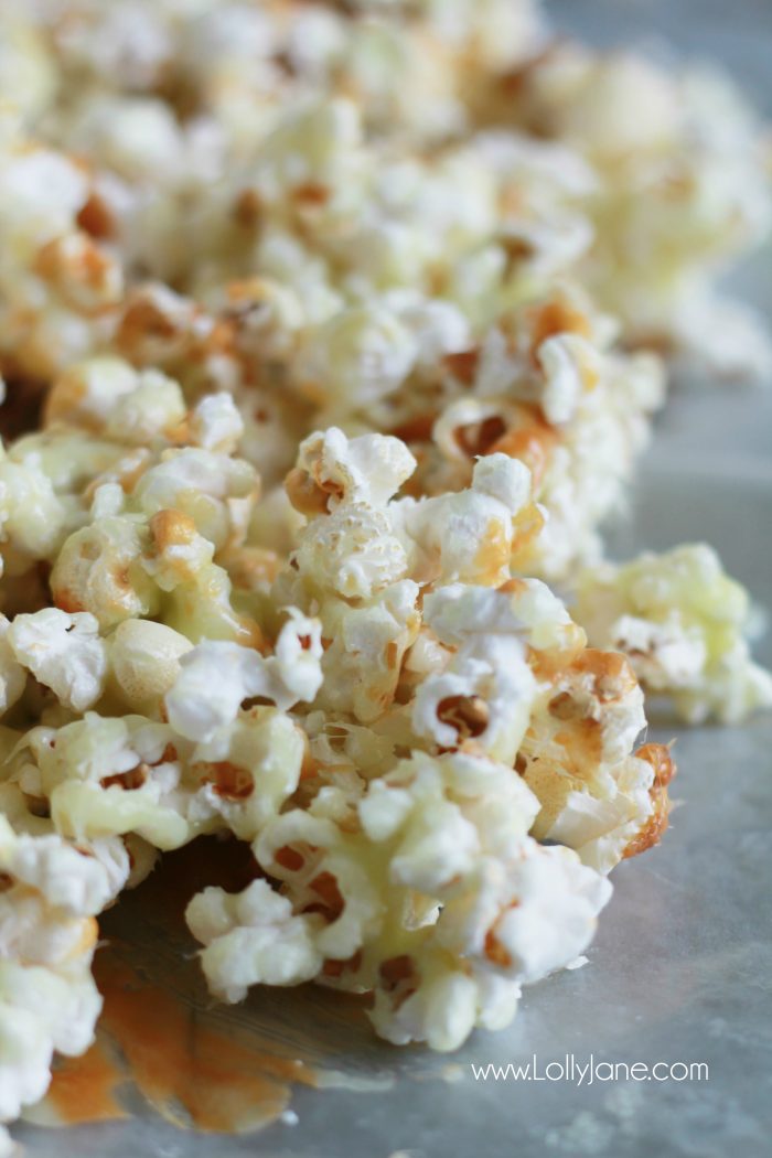 Easy caramel apple popcorn recipe. Great neighbor gift idea! Love this caramel apple popcorn in a jar gift idea! Yummy candied caramel popcorn recipe!