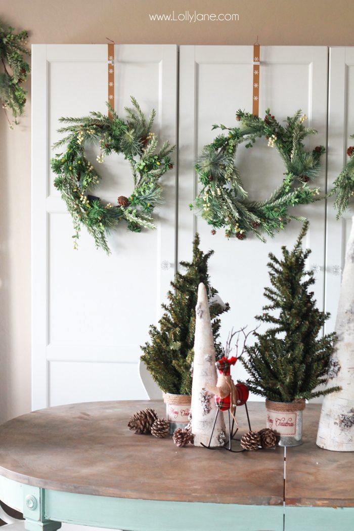 Easy Christmas Tablescape Decorating Ideas... spruce up your dining space in no time!