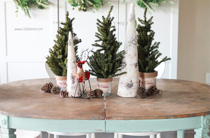 Easy Christmas Tablescape Decorating Ideas... spruce up your dining space in no time!