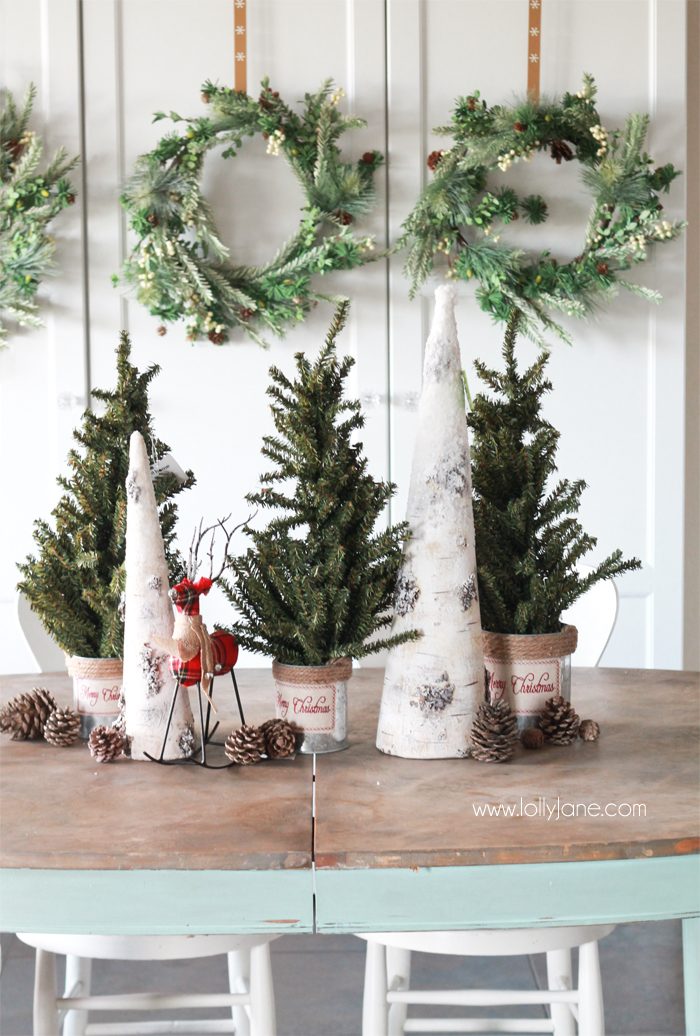 Easy Christmas Tablescape Decorating Ideas... spruce up your dining space in no time!