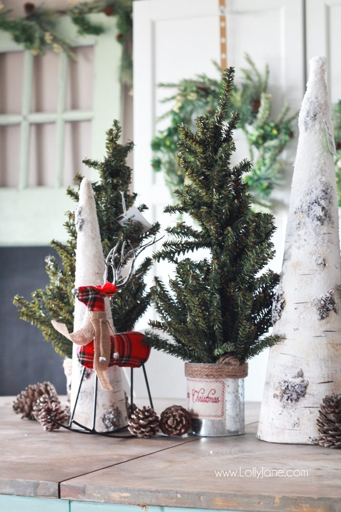 Easy Christmas Tablescape Decorating Ideas... spruce up your dining space in no time!