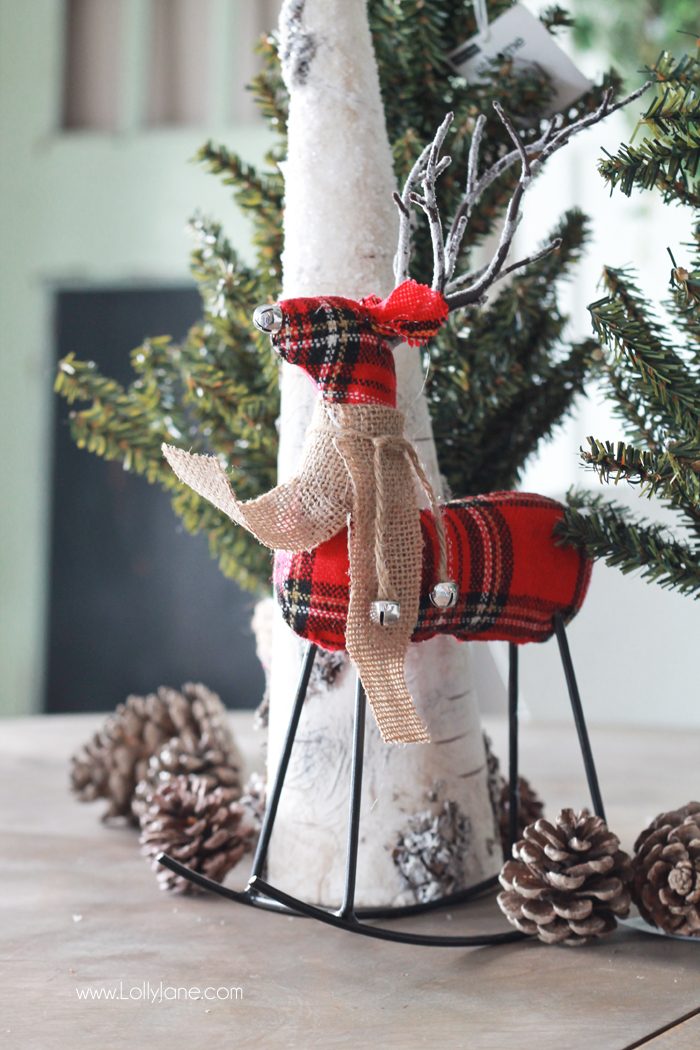 Easy Christmas Tablescape Decorating Ideas... spruce up your dining space in no time!