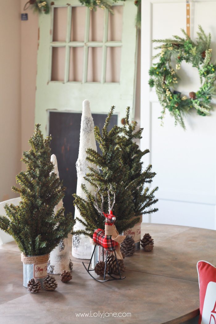 Easy Christmas Tablescape Decorating Ideas... spruce up your dining space in no time!