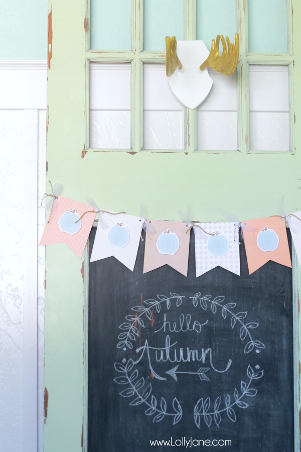 Download this pumpkin bunting free printable to make an easy paper fall bunting! Cute Thanksgiving decor idea, perfect fall craft idea!