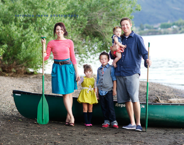 Lots of family picture ideas using PROPS!! Love these family pictures with a boat! 