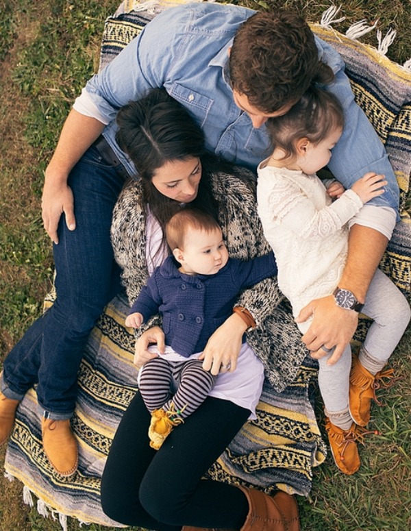 Lots of family picture ideas using PROPS!! Love these family pictures with a blanket!