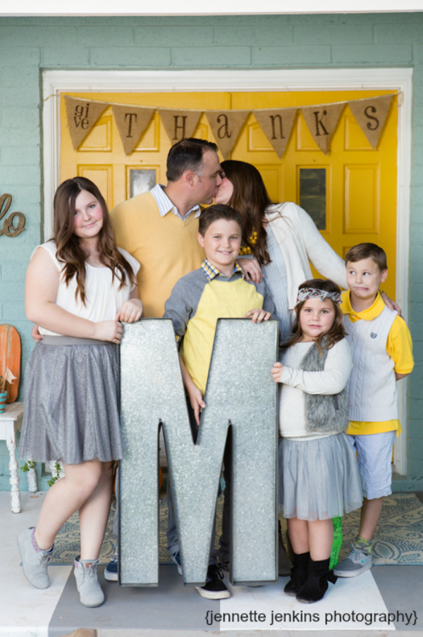 Family pictures with monogram idea! Lots of family picture ideas using PROPS!! Love these family pictures with a monogram!