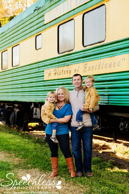 Lots of family picture ideas using PROPS!! Love these family pictures with a train!