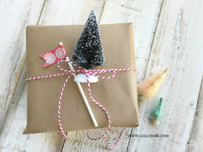 Easy gift wrap idea: tie a bottle brush tree with bakers twine! Love this bottle brush tree gift wrap, so cute and easy! via @lollyjaneblog