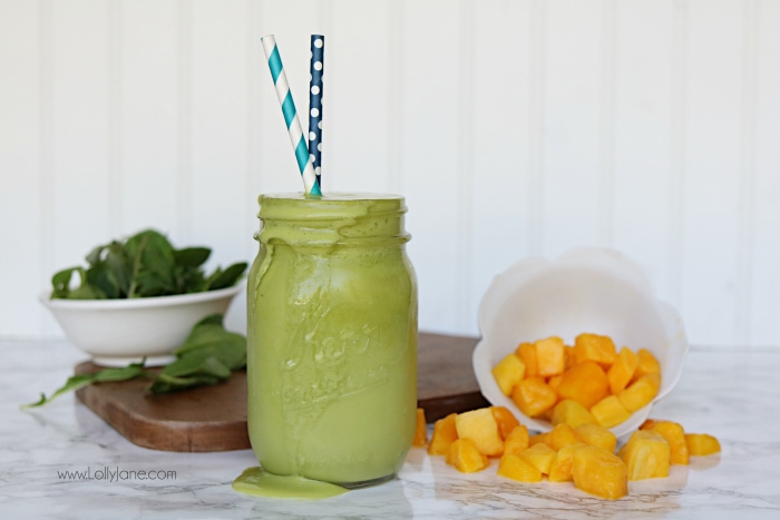 Healthy mango green smoothie recipe! Easy green smoothie recipe, dump frozen mango chunks and blend. Healthy green smoothie for healthy eating ideas!