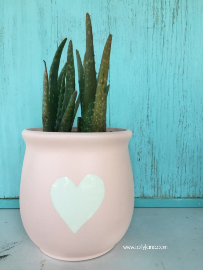 Upcycle spray painted flower pot tutorial. Easy before/after flower pot project. Thrift store find turned pretty painted pot.