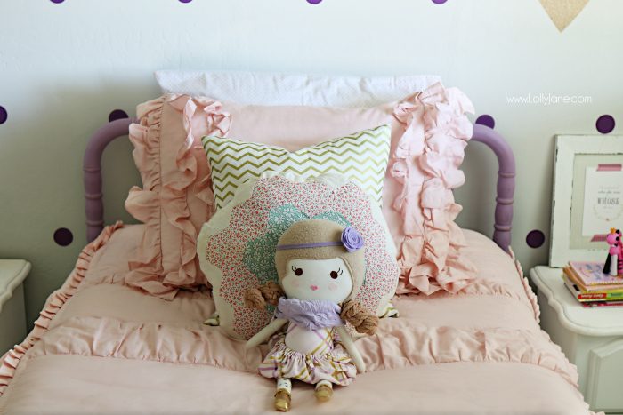 Little girl purple gold bedroom makeover. Pretty purple and gold girls bedroom. Lots of bedroom decor ideas!