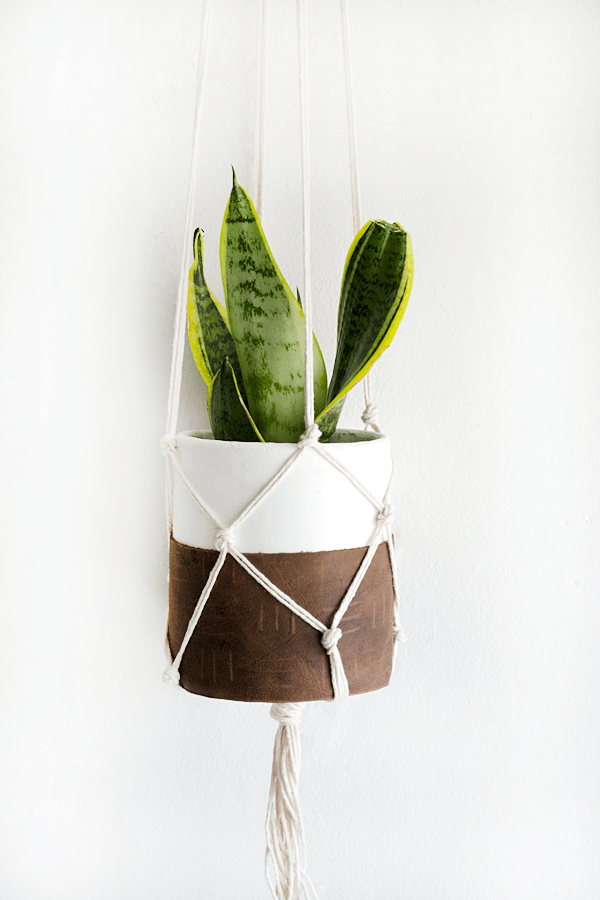 DIY clay leather macrame hanging planter. Love this easy DIY macrame planter!