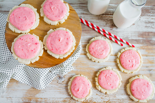 Yummy strawberries and cream sugar cookies recipe. Check out 49 more delicious and easy to make must have strawberry desserts! #strawberrydesserts #strawberryrecipe #strawberrydessertideas #strawberrysugarcookies #strawberriesandcream