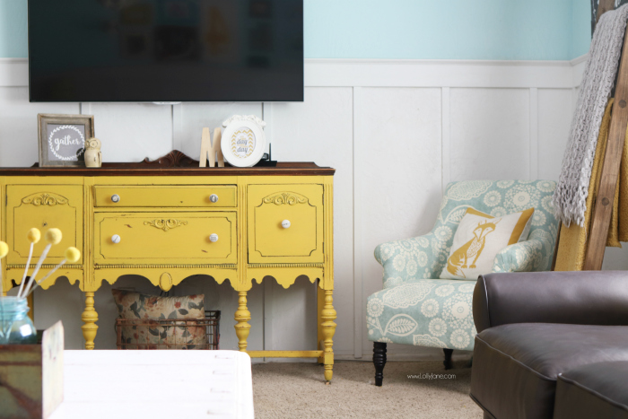 Pretty colorful farmhouse family room decor. Easy ways to pull together a family room space. Pretty farmhouse decor ideas. Love this colorful family room!