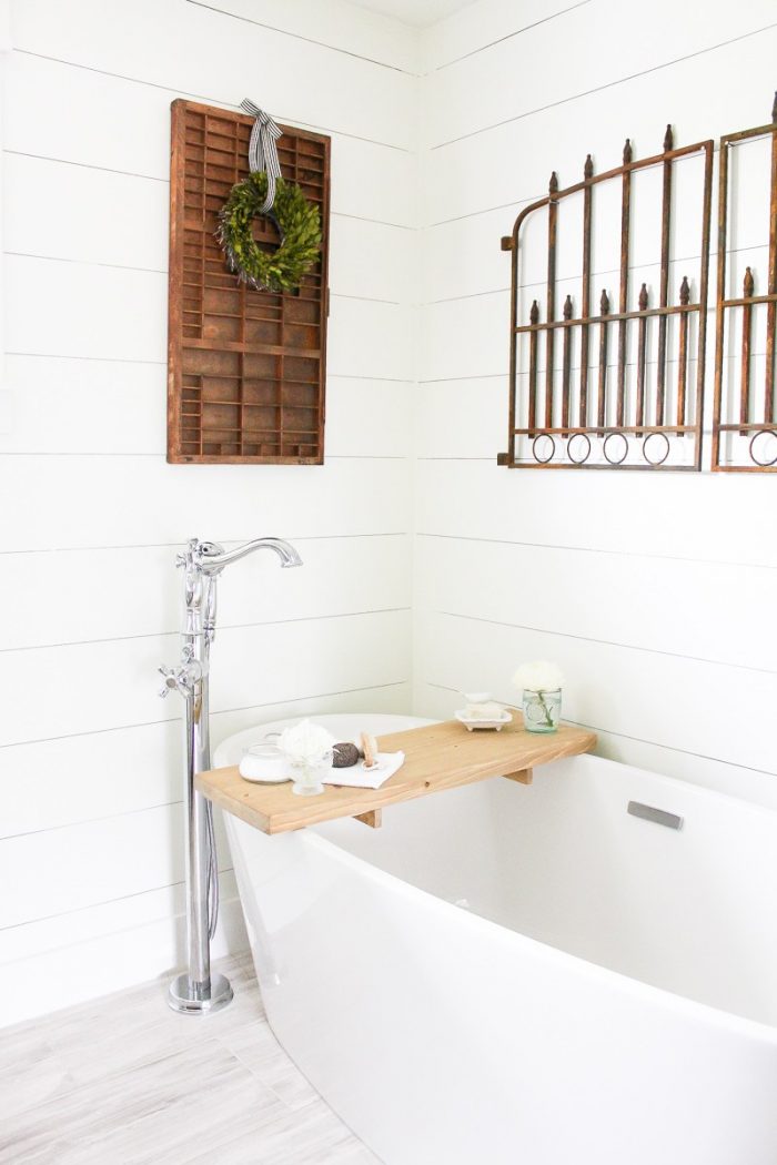 DIY Farmhouse Style Bathroom Tray |via MakingItInTheMountains.com