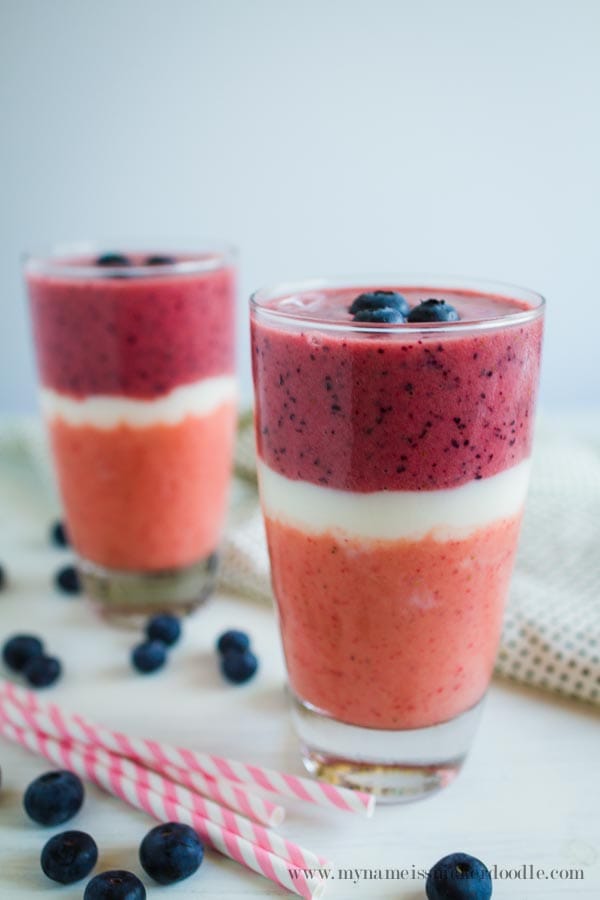 Easy summer berry smoothie recipe! Love this easy smoothie recipe, yum! Great post workout smoothie recipe!