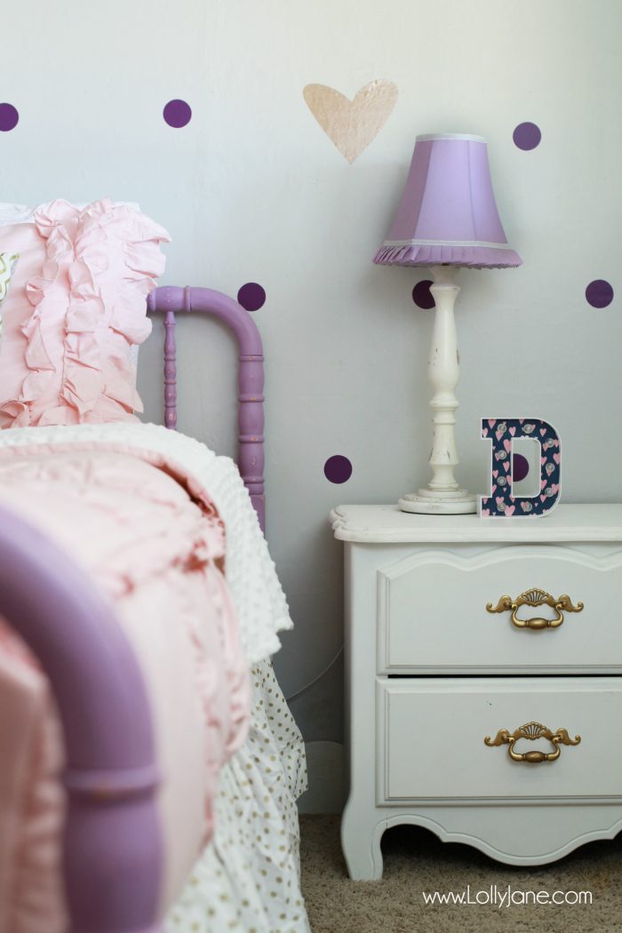 Little girls purple gold bedroom makeover. Easy ideas to pull together little girls room decor. Love this purple bedroom decor ideas!