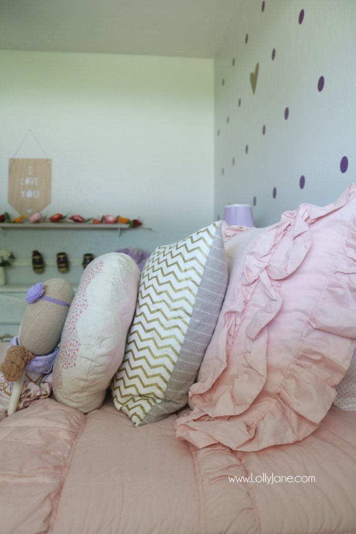 Little girls purple gold bedroom makeover. Easy ideas to pull together little girls room decor. Love this purple bedroom decor ideas!
