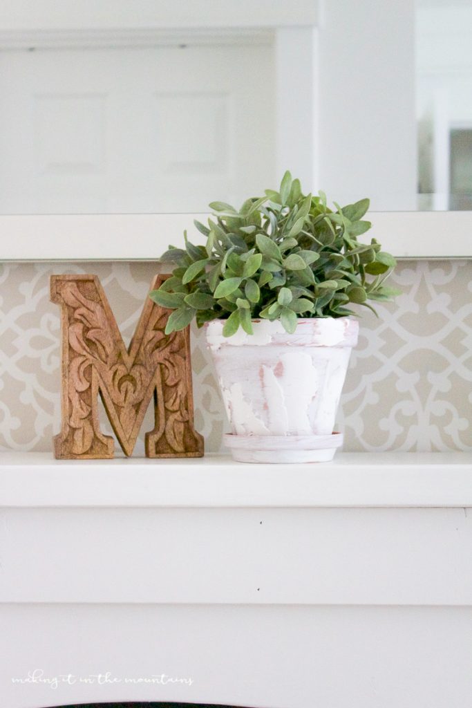 Get the DIY on these farmhouse style pot! Learn how to spackle + paint these like a pro to give these pots the perfect rustic charm! Great DIY farmhouse project, darling home decor ideas!