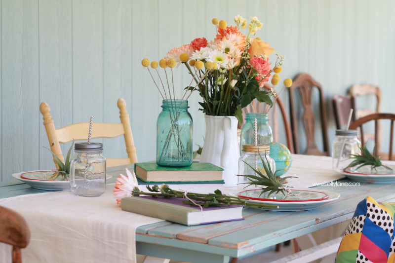 Darling alfresco dining farmhouse tablescape decor ideas. Love this farmhouse dining table! Cute outdoor dining idea!