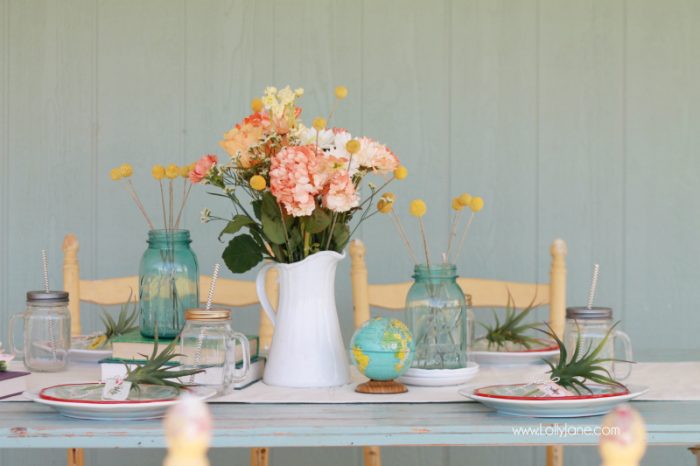 Darling alfresco dining farmhouse tablescape decor ideas. Love this farmhouse dining table! Cute outdoor dining idea!