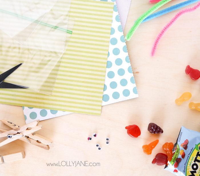 How to make butterfly snack bags using bags, clothespins, pipecleaners and googly eyes. #kidssnacks #healthykidssnacks #kidssnackideas #lunchideasforkids #howtomakebutterflysnackbags 