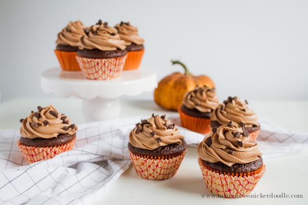 Are you kidding me!? Chocolate Pumpkin Cupcakes with Nutella Buttercream Frosting, holy YUM factor! These easy pumpkin cupcakes are the perfect fall dessert, love this fall recipe, mm!