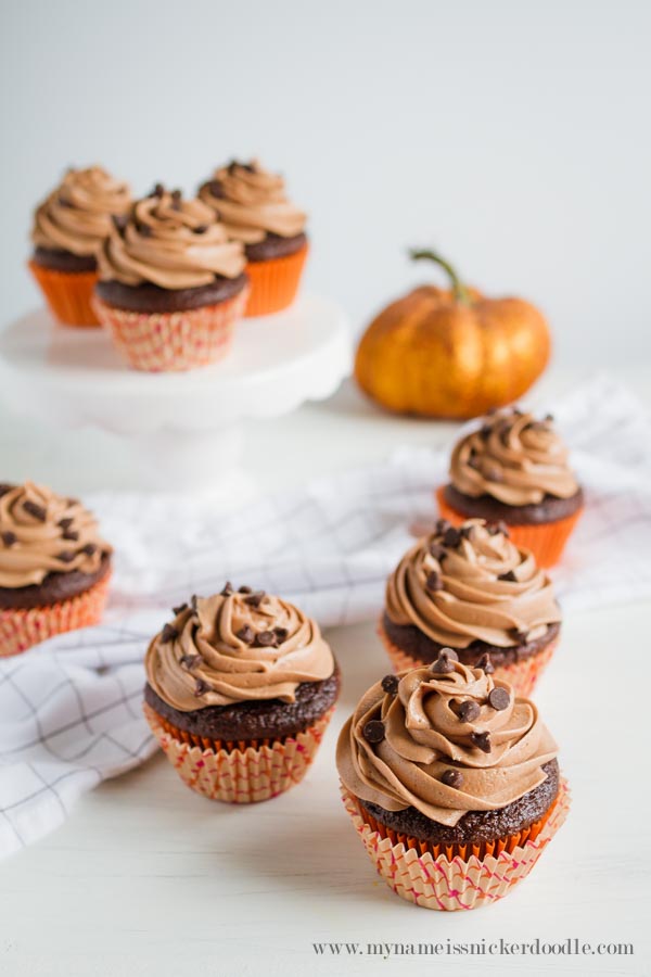 Are you kidding me!? Chocolate Pumpkin Cupcakes with Nutella Buttercream Frosting, holy YUM factor! These easy pumpkin cupcakes are the perfect fall dessert, love this fall recipe, mm!