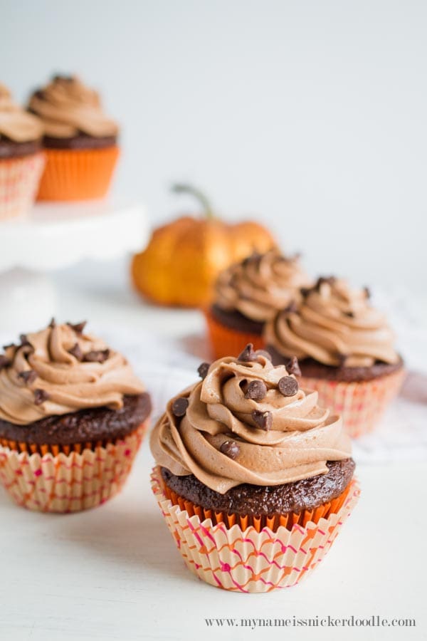 Are you kidding me!? Chocolate Pumpkin Cupcakes with Nutella Buttercream Frosting, holy YUM factor! These easy pumpkin cupcakes are the perfect fall dessert, love this fall recipe, mm!