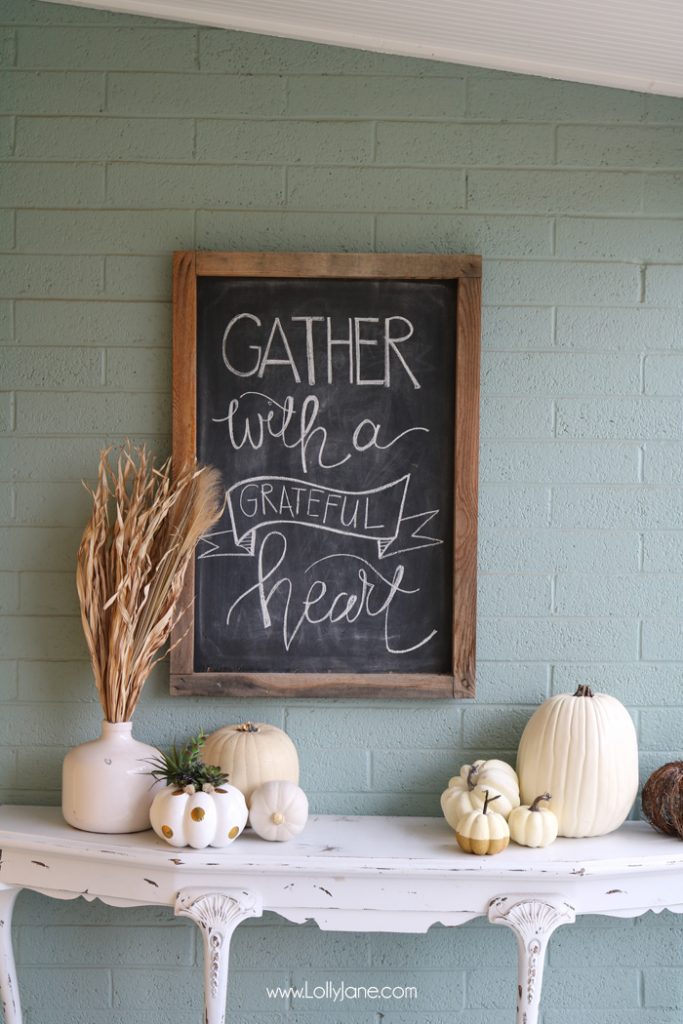 Bright and cheery EASY fall porch decorating tips! Plus FREE fall printable "Gather with a Grateful Heart"