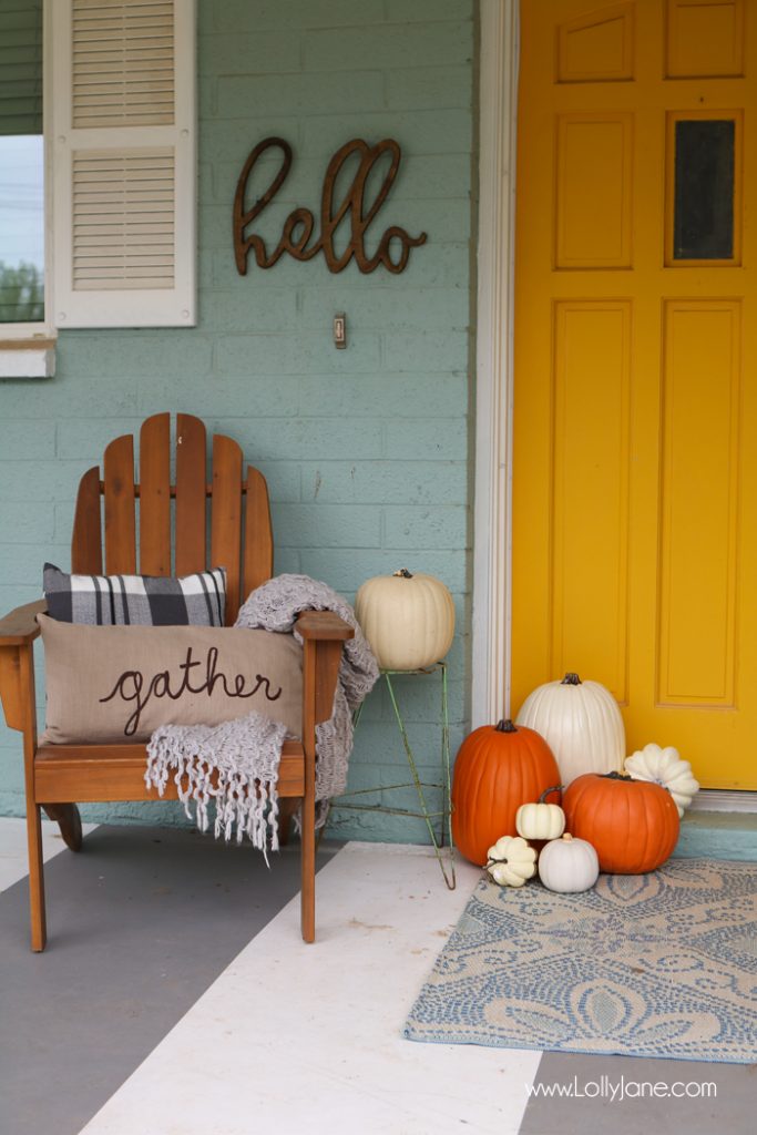 Bright and cheery EASY fall porch decorating tips! Plus FREE fall printable "Gather with a Grateful Heart"