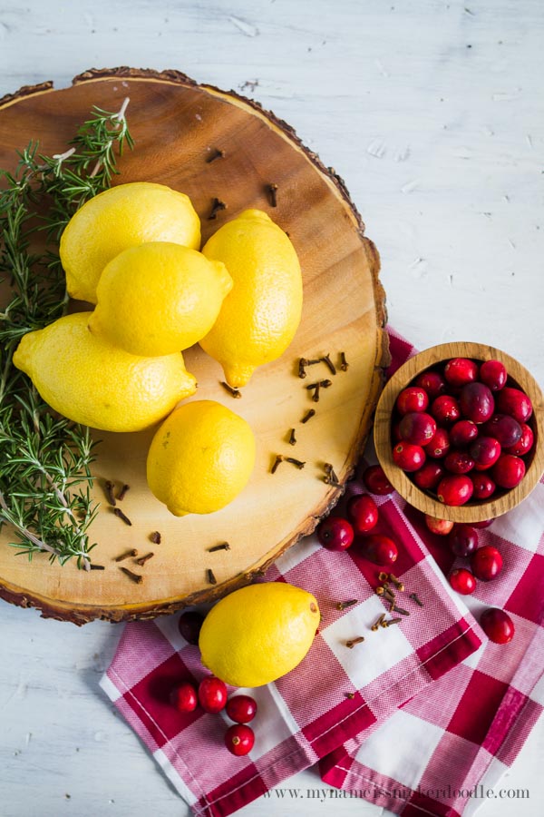 Easy Citrus Holiday Stovetop Potpourri recipe. Fill your home with the yummy smells of the holidays! Love this natural air freshener to spice up your holiday by simmering these simple ingredients.