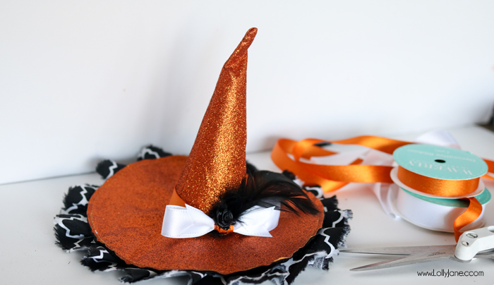 Super cute and EASY fabric wrapped Halloween witch wreath. Love the handmade sign "The Witch is In!"