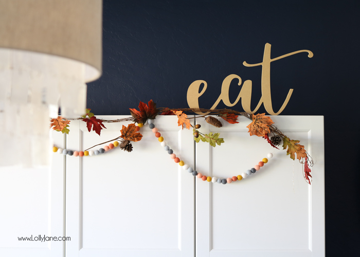 Easy Fall Tablescape! Check out these quick tips on how to make the perfect place settings for holiday entertaining!