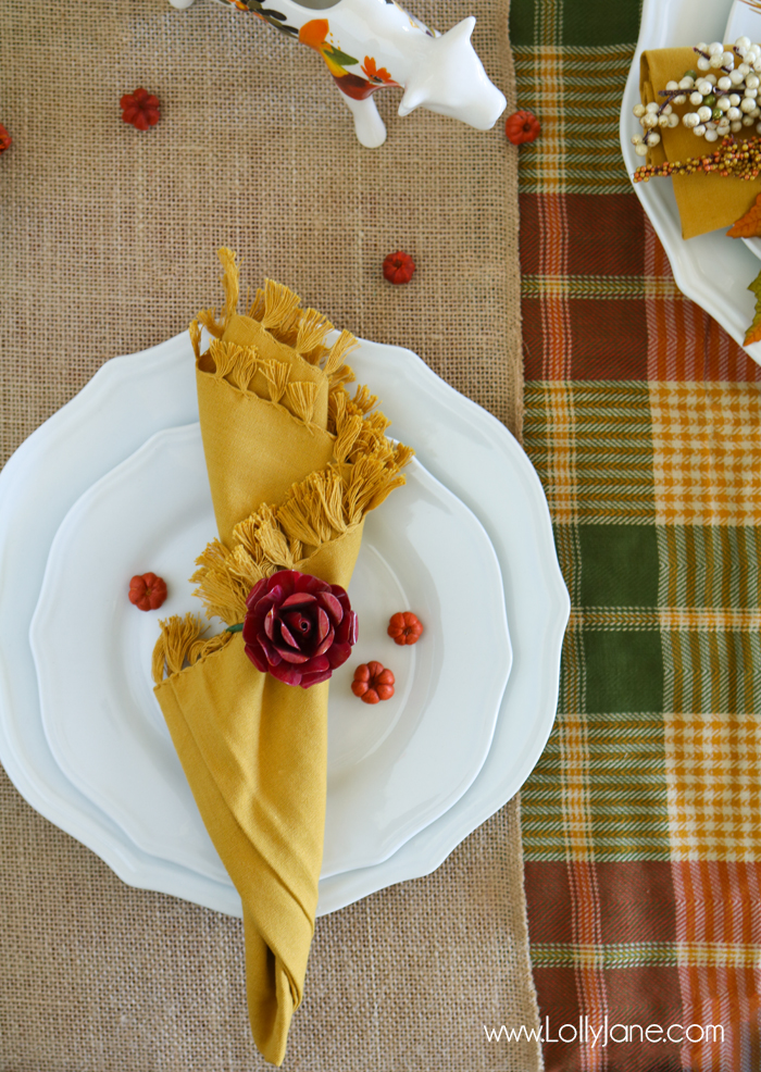 Easy Fall Tablescape! Check out these quick tips on how to make the perfect place settings for holiday entertaining!