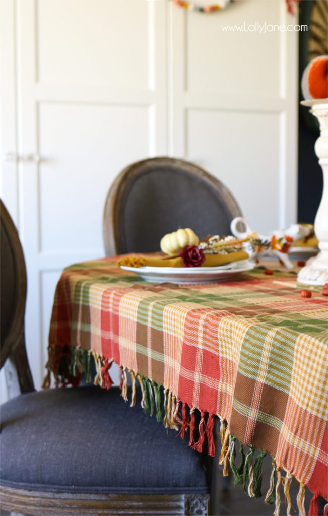 Easy Fall Tablescape! Check out these quick tips on how to make the perfect place settings for holiday entertaining!