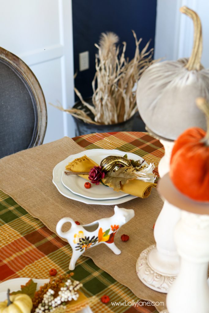 Easy Fall Tablescape! Check out these quick tips on how to make the perfect place settings for holiday entertaining!