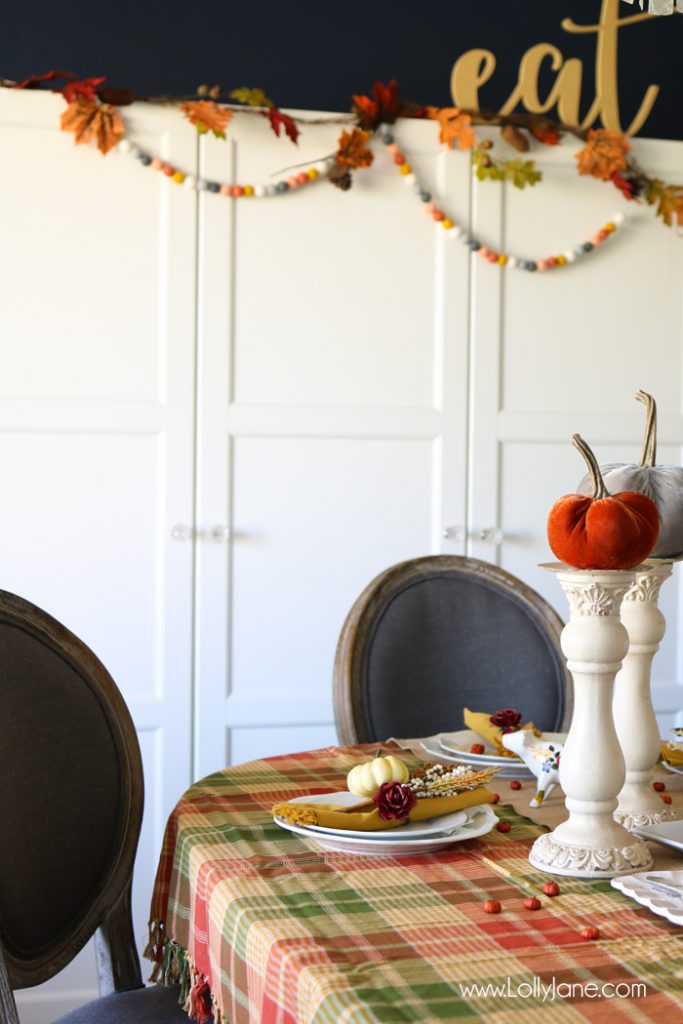 Easy Fall Tablescape! Check out these quick tips on how to make the perfect place settings for holiday entertaining!