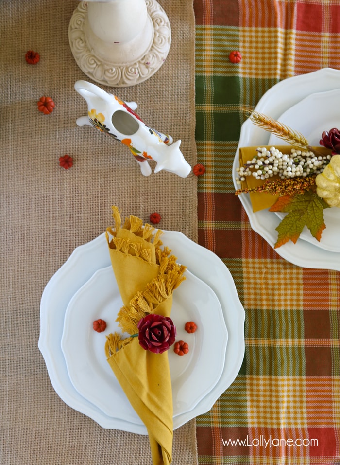 Easy Fall Tablescape! Check out these quick tips on how to make the perfect place settings for holiday entertaining!