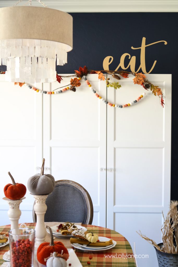 Easy Fall Tablescape! Check out these quick tips on how to make the perfect place settings for holiday entertaining!